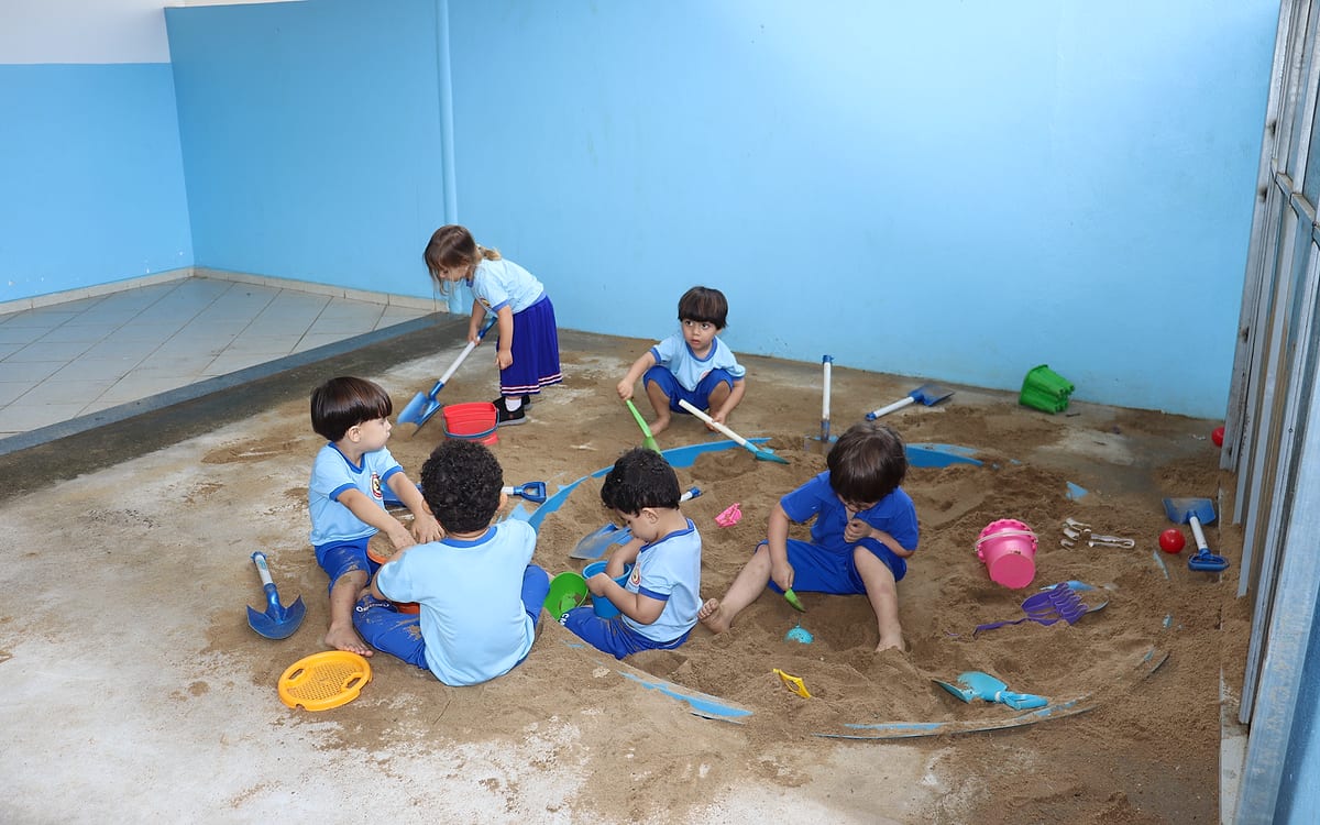 Crianças da Educação Infantil brincando no tanque de areia