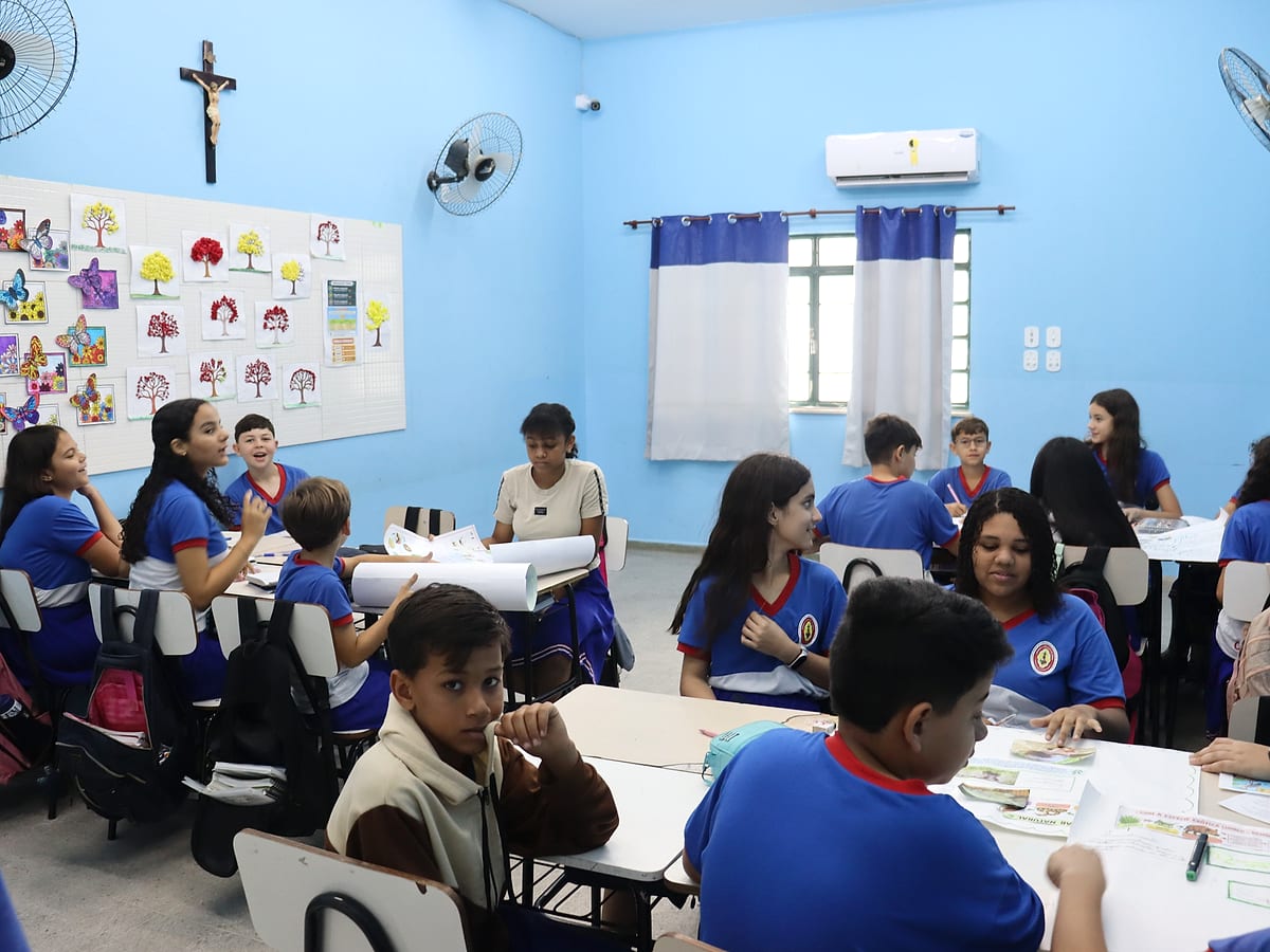 Turma do Fundamental trabalhando em grupos, em mesas juntas na sala de aula