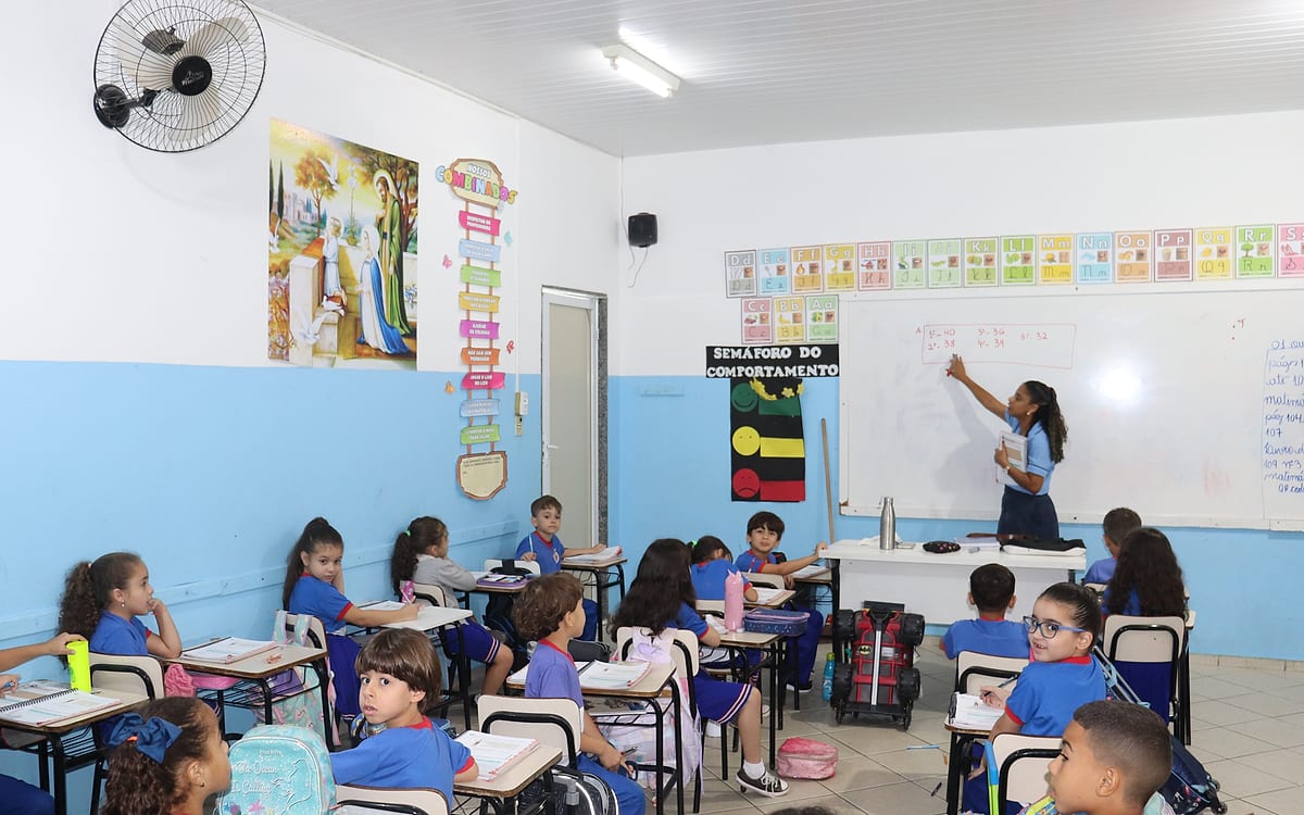 Turma do Fundamental I na sala, com a professora no quadro