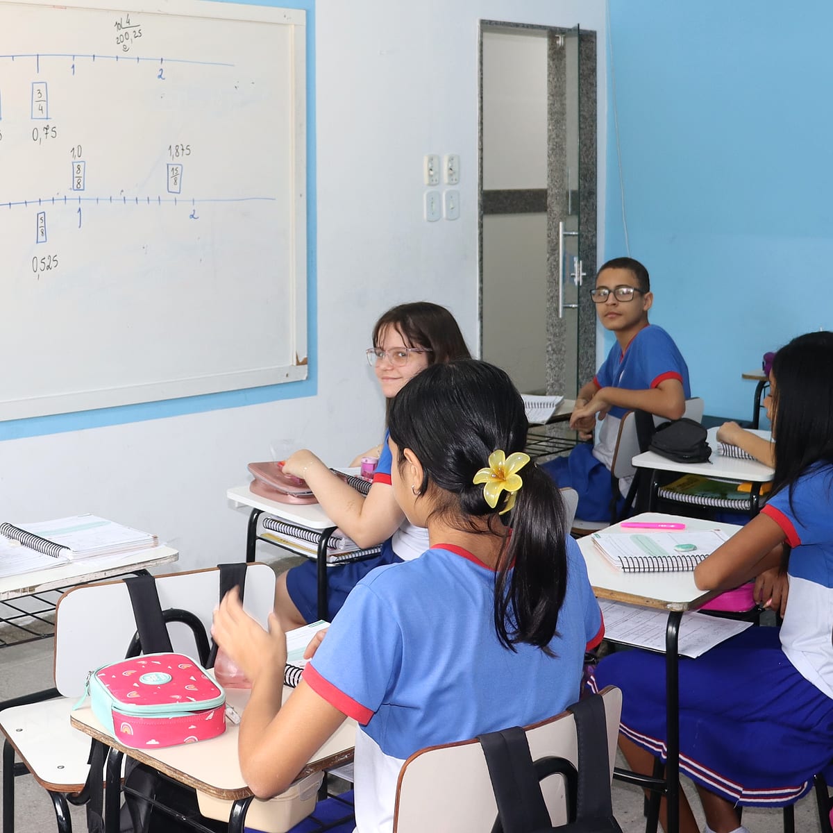Alunos do Fundamental II nas carteiras, atentos à aula